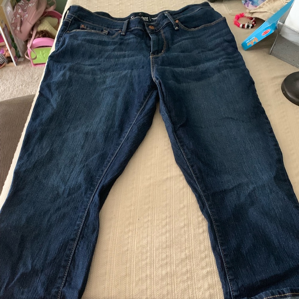 Levi’s signature ladies Capri jeans in dark blue